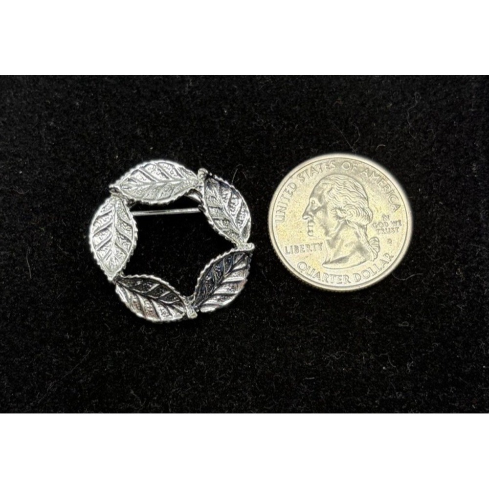 Vintage 1970s Gerrys Silver Tone Leaf Wreath Brooch Pin Round Fall Wear Leaves